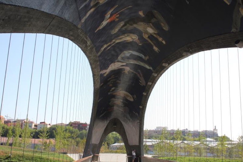 Puente del Invernadero con decoración de Daniel Canogar