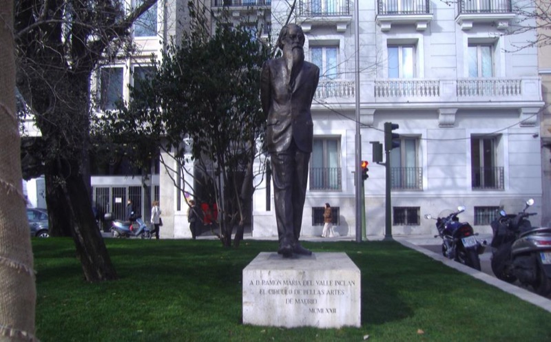 Estatua de Valle Inclán en el Paseo de Recoletos