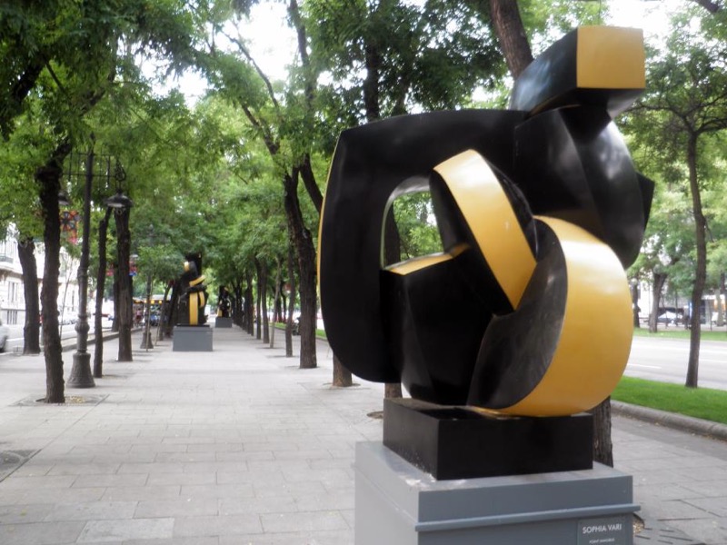 Exposición en el Paseo de la Castellana de Sophia Vari