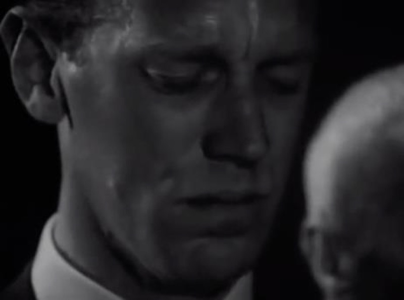 El titiritero hombre pájaro observa a Johan con una sonrisa dibujada por una sombra