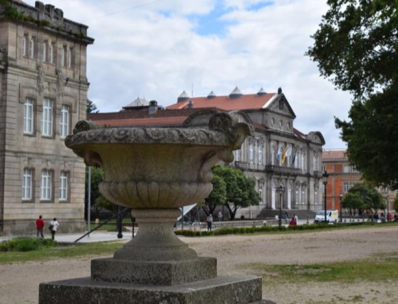 Vista desde la Alameda del Instituto (Joaquín Roji, 1926) y la Deputación (Alejandro Rodríguez-Sesmero, 1890), Pontevedra. Pocos metros al este se encuentra Villa Pilar. (Fotografía del autor)