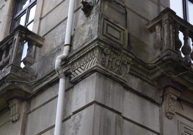 Detalles ornamentales en el exterior de Villa Pilar. (Antonio Crespo (?), 1905, Pontevedra) (Fotografía del autor)