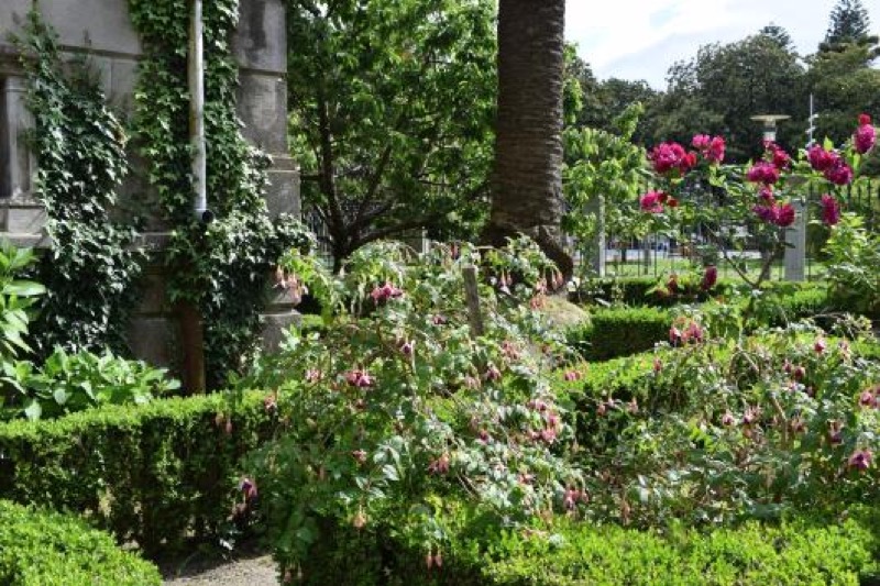 Detalle del pequeño jardín de Villa Pilar (Antonio Crespo (?), 1905, Pontevedra) (Fotografía del autor)