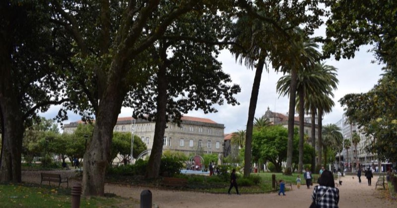 Vista de Villa Pilar (Antonio Crespo (?), 1905) y del Instituto (Joaquín Roji, 1926) desde los Xardíns de Vincenti, popularmente conocidos como 'As Palmeiras', Pontevedra. (Fotografía del autor)