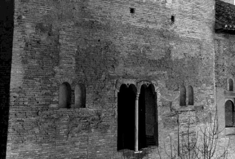 Exterior del Mirador del Cuarto Dorado (obsérvense las ventanitas de medio punto cegadas y la correspondencia de la parte superior del arco gótico con las que hubiera en la zona central del muro). Detalle de una fotografía de Armando Antonio López Murcia fechada en 1965. Fuente: Archivo Histórico de la Alhambra. Colección de Fotografías, F-020181