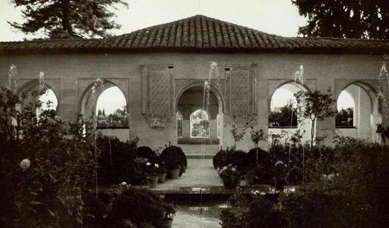 Galerías del Patio de la Acequia (obsérvese la diferencia entre el muro interno y el externo) y mirador nazarí central, recuperado por Torres Balbás. Detalle de una fotografía fechada en 1983. Fuente: Archivo Histórico de la Alhambra. Colección de Fotografías, F-022332