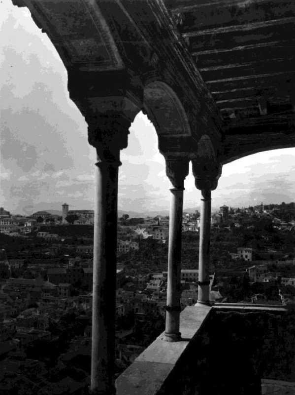 Paisaje de Granada desde la galería en U del Peinador de la Reina. Fotografía realizada entre 1915 y 1920. Fuente: Archivo Histórico de la Alhambra. Colección de Fotografías, F-008444