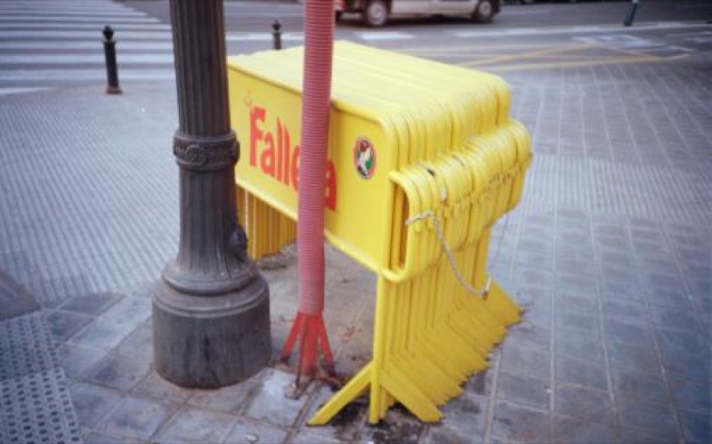 La presencia de las vallas delata el cambio de orden urbano que se establece en la ciudad de València durante casi 20 días cada año.