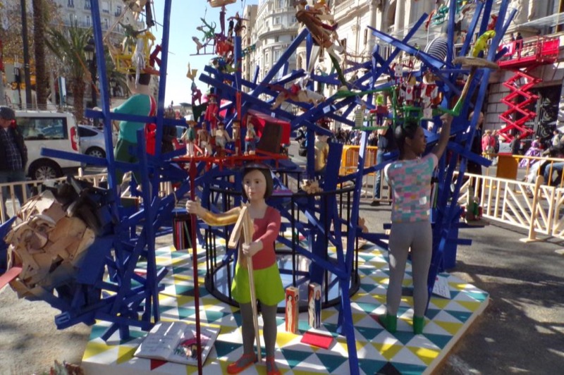 Imagen de la falla municipal infantil del año 2017 obra de los artistas contemporáneos, Anna Ruíz y Giovanni Nardin