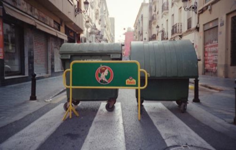 La presencia de las vallas delata el cambio de orden urbano que se establece en la ciudad de València durante casi 20 días cada año.