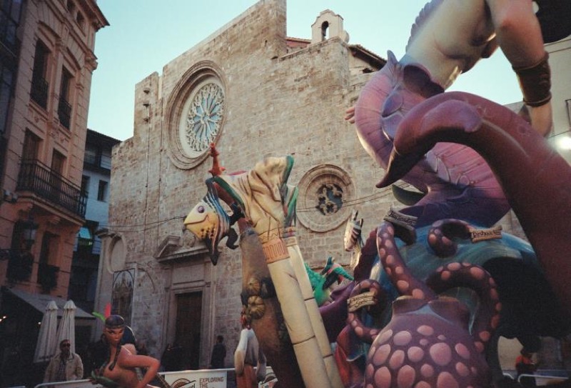 Interacción visual entre arquitectura patrimonial y arte patrimonial efímero.