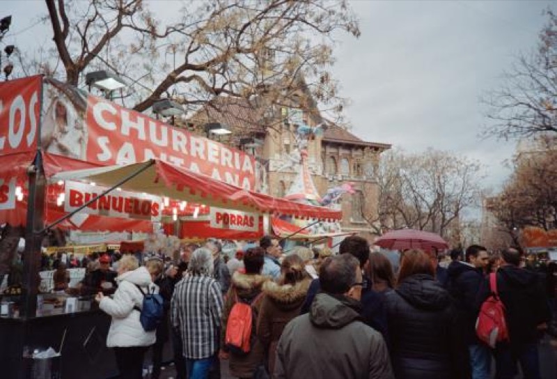 Puestos de venta de comida ambulante en el entorno de la Lonja de València