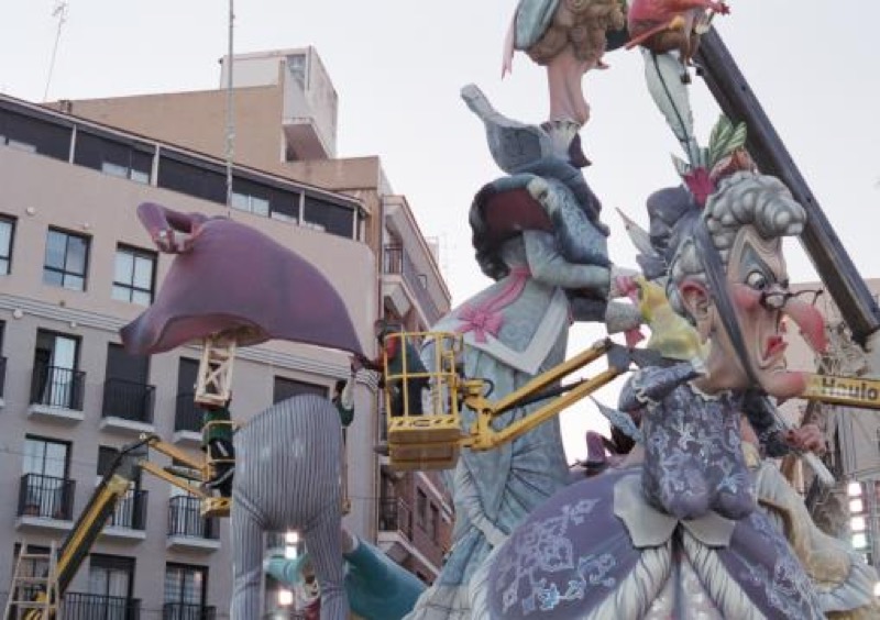 Imagen de dos modelos de falla con estéticas diferentes