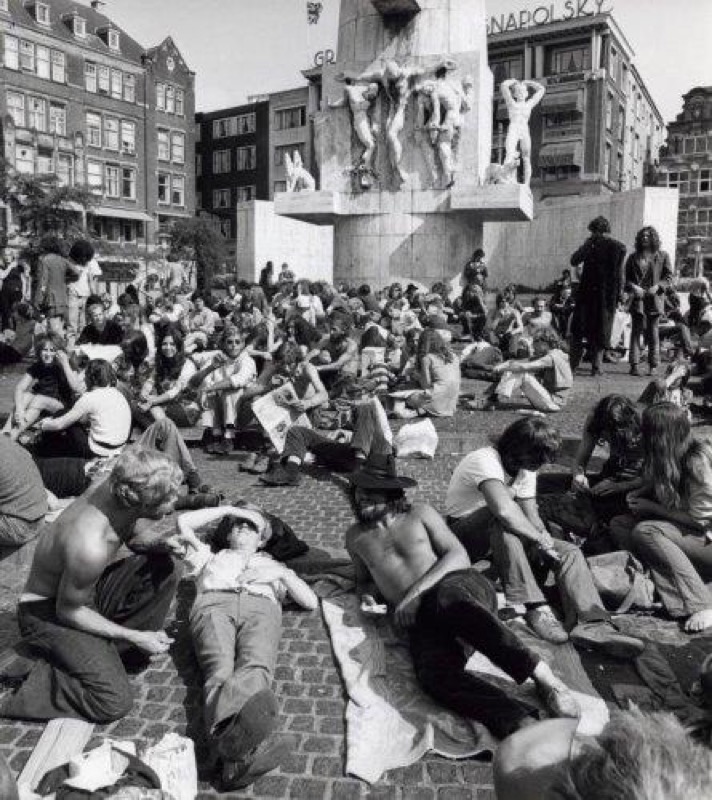 Jóvenes en torno al Monumento Nacional en la Damplatz, 1970