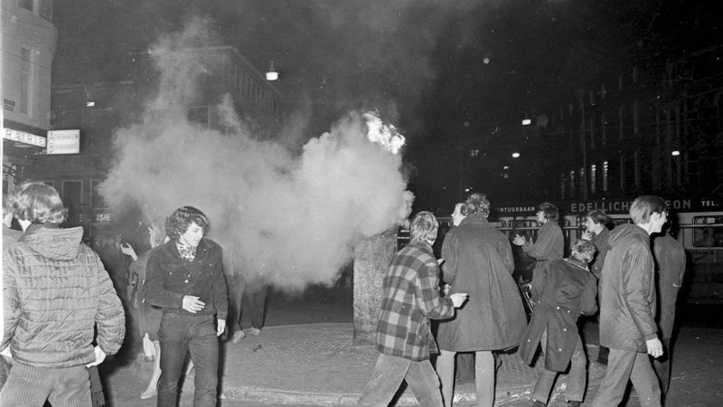 Miembros de Provo en torno al Lieverdje, 1967