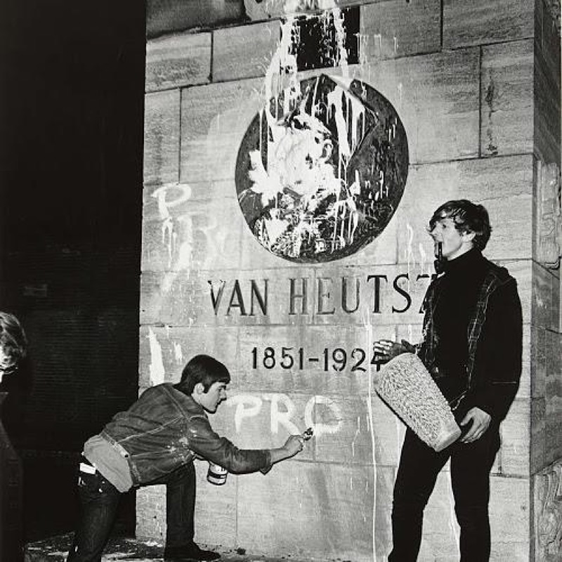 Acción de Provo en el monumento a Van Heutsz, 1965