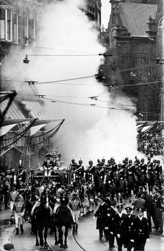 Bomba de humo blanco en el desfile real durante el día de la protesta