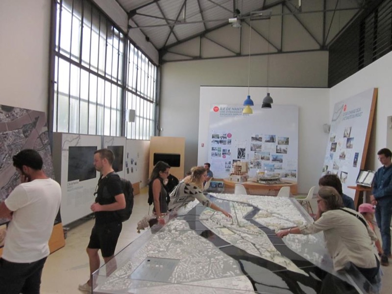 Maquetas, planos, fotografías, vídeos y modelos 3D interactivos en el Hangar 32, centro de interpretación donde se explica el proyecto de transformación urbana y social de la île de Nantes.