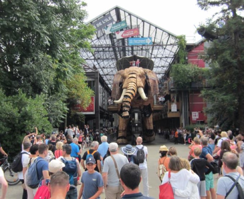 Gentío tomando fotos de le Grand Éléphant.