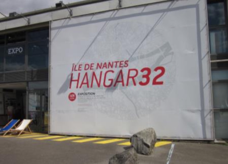 Fachada exterior del Hangar 32.