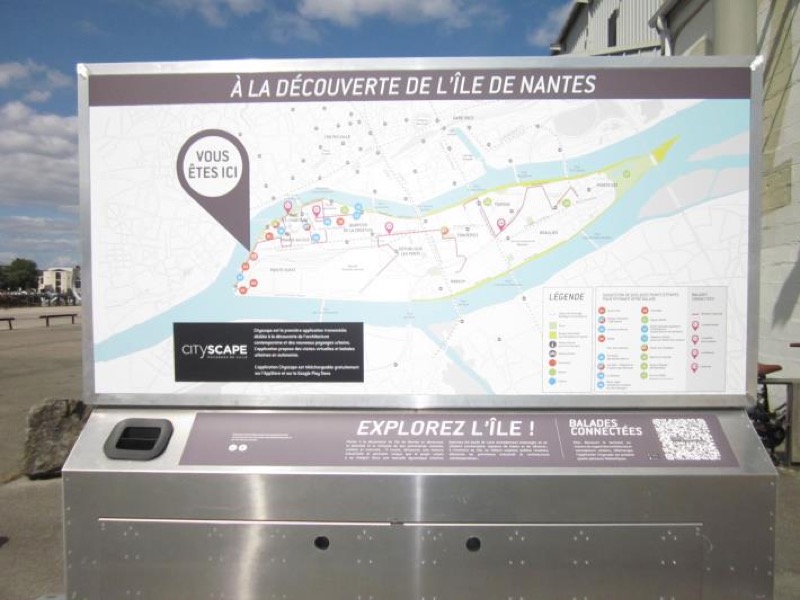 Señalética en el mobiliario urbano de l'Île de Nantes donde se destaca el Quartier de la Création.