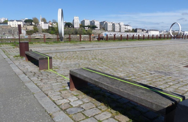 La línea verde a su paso por el Quai des Antilles con los anillos de Daniel Buren.