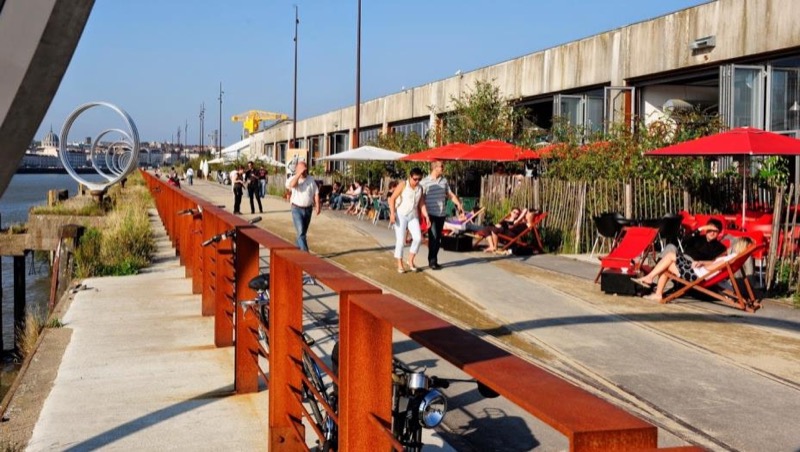 Vista del Quai des Antilles con los diferentes establecimientos del Hangar à Bananes.