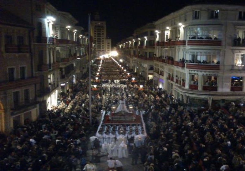 Procesión de la Hermandad de Jesús Cautivo con miles de devotos en la promesa tras la imagen del Cristo