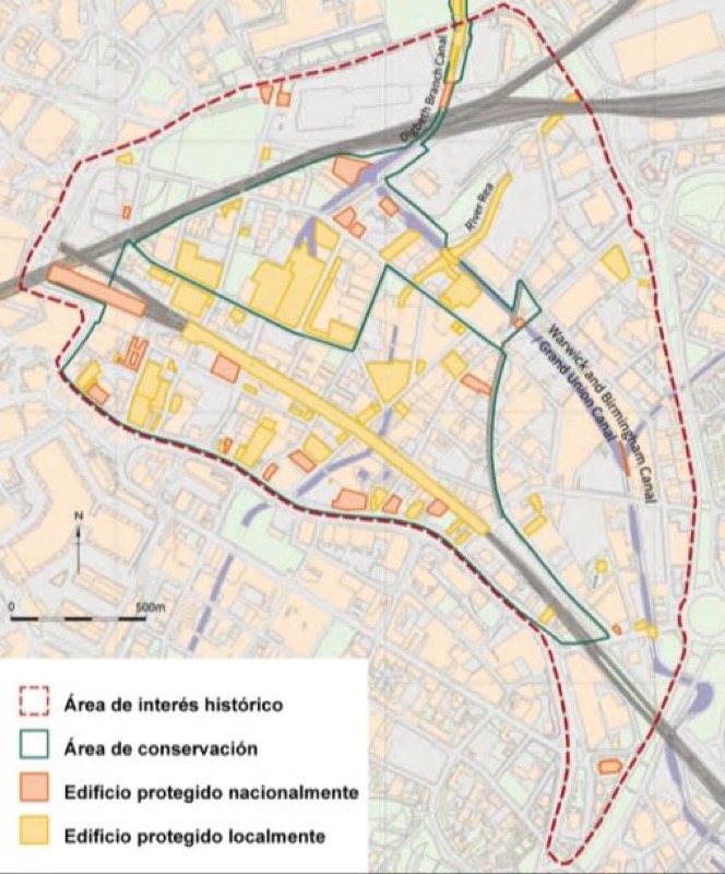 A la izquierda, antiguos urinarios de la época victoriana (1880-1890), situados debajo del viaducto ferroviario en Allison Street y listados como elementos protegidos dentro del Grado II. A la derecha, un pequeño barco en uno de los canales del Digbeth, atravesando a la vez el viaducto de ferrocarril.