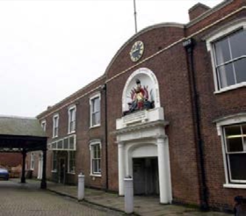 Etiquetas y grafitis realizados bajo actos vandálicos en el antiguo edificio de la Custard Factory.