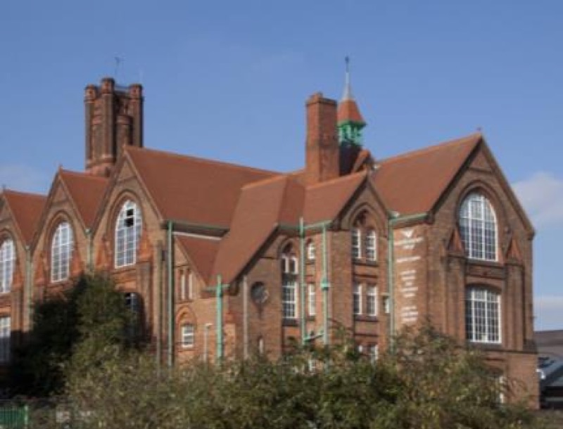 Son muchos los que acuden a visitar el Digbeth en busca del mural realizado en 2019 para promocionar la nueva película bibliográfica del artista inglés Elton John, Rocketman.