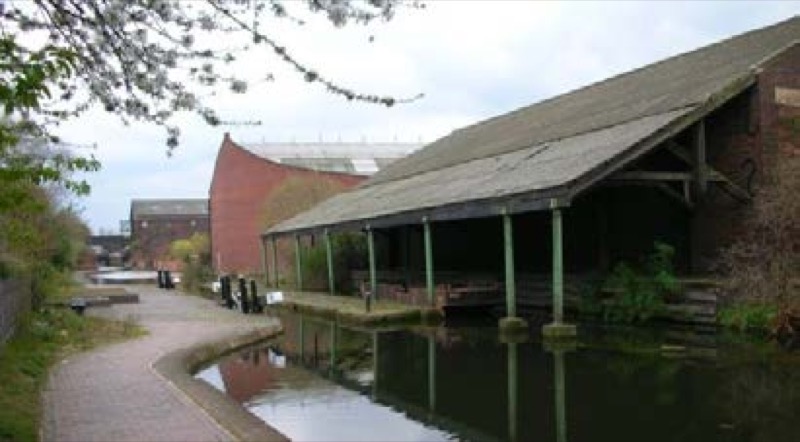 Piezas de arte en el Digbeth. Por orden, el mural de J.F. Kennedy, realizado por Oliver Budd; la casa regenerada por la artista Lucy McLauchlan; la escultura Green Man, por Tawny Gray, y la escultura The Deluge, realizada por Toin Adams.