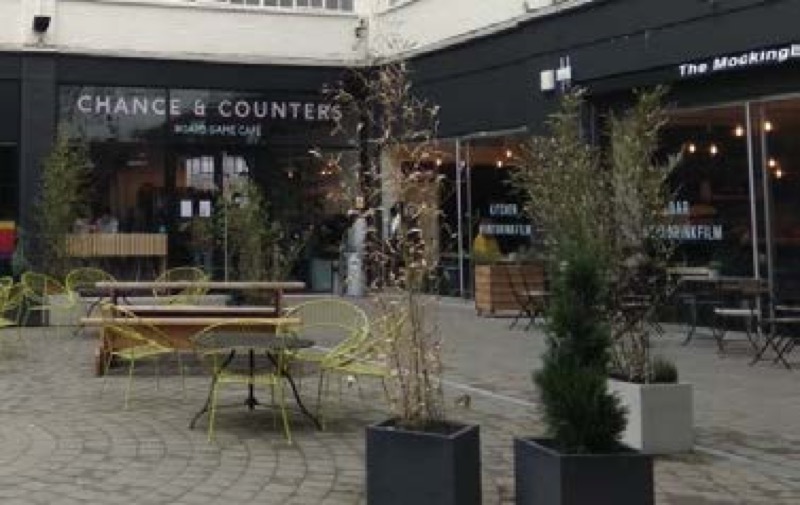 Espacio bajo los arcos del viaducto ferroviario. A la izq., su aspecto durante el día y, a la derecha, durante la noche, ocupado por diferentes puestos de comida callejera y espacios musicales.