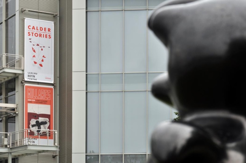 Centro Botín, con banderolas de las exposiciones dedicadas a Millares y Calder y la escultura de Miró instalada en los jardines municipales <a href=