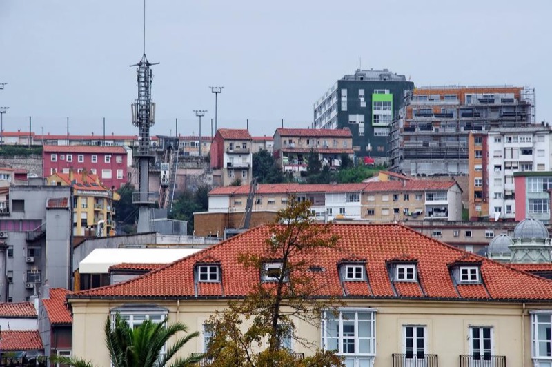 Calle Prado San Roque, con elevador del Río de la Pila, el 'Edificio Las Azaleas' (en construcción), dos torrecillas laterales del antiguo Banco Mercantil y una de las casas del Paseo de Pereda, desde el Centro Botín, de izq. a der. y de arriba abajo (septiembre, 2018).