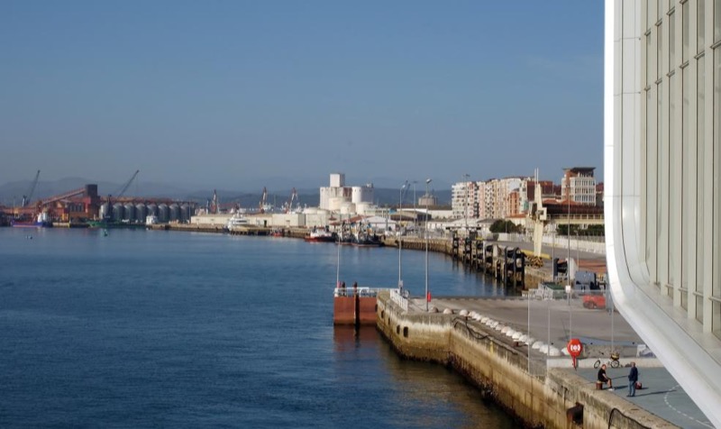 Línea de muelles hacia Raos desde el Centro Botín, con la torre del Depósito de elaborados de Tabacalera y casas de la calle Antonio López <a href=