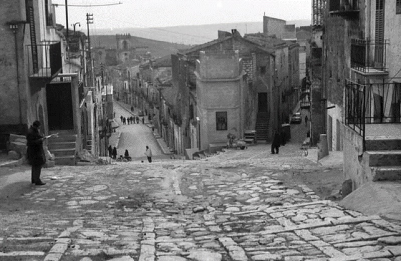 Gibellina antes del terremoto. Casas en pendiente (1963)