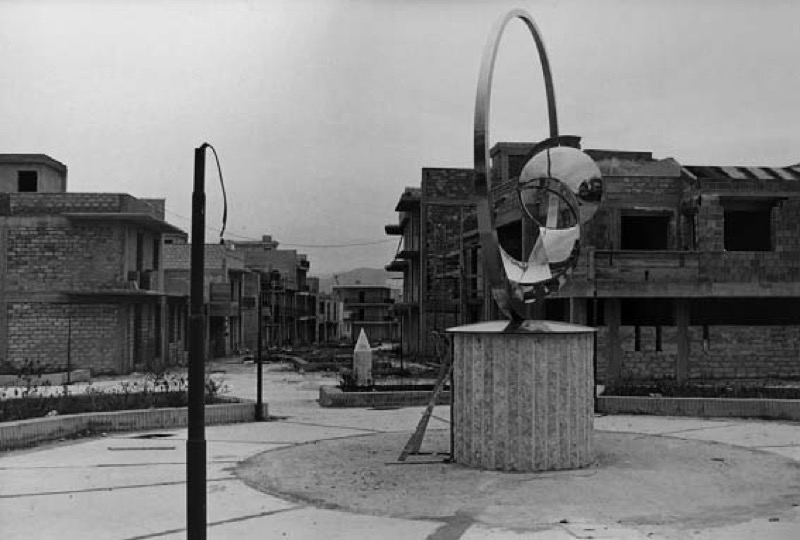 Gibellina Nuova, en la fase de construcción. En el primer plano aparece la pieza Ritmos espaciales de Carmelo Cappello (1979)