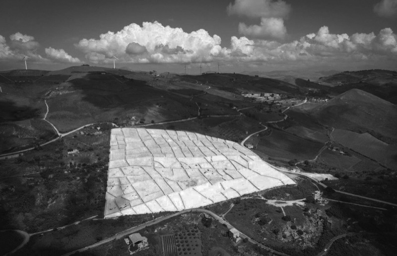 Grande Cretto finalizado y territorio inmediato en el que se inserta