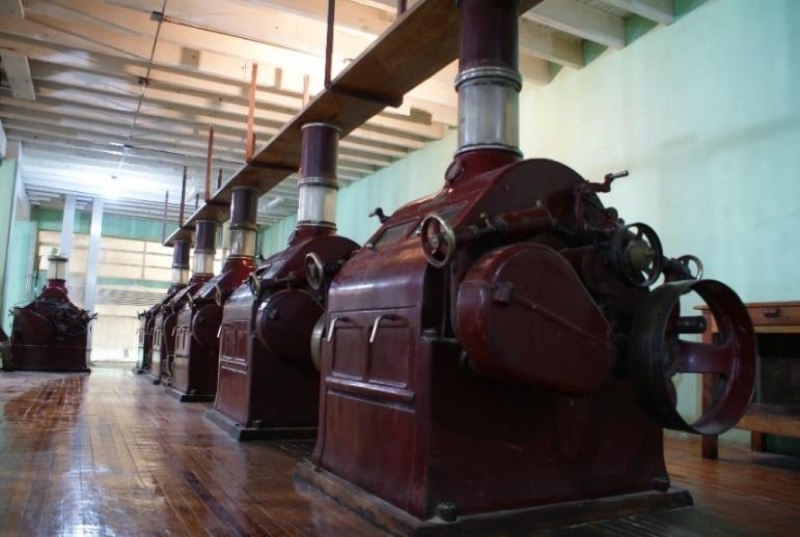 Figura 4 – Molinos marca Establecimiento Morros, S.A., EMSA, modelo 1950, construido en España, y “lavadora” marca Carter, fabricada en Estados Unidos, Molino San Marcos. Fuente: Archivo propio, 2012.