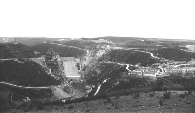 Poblado, canteras y presa del pantano de Bárcena (León)