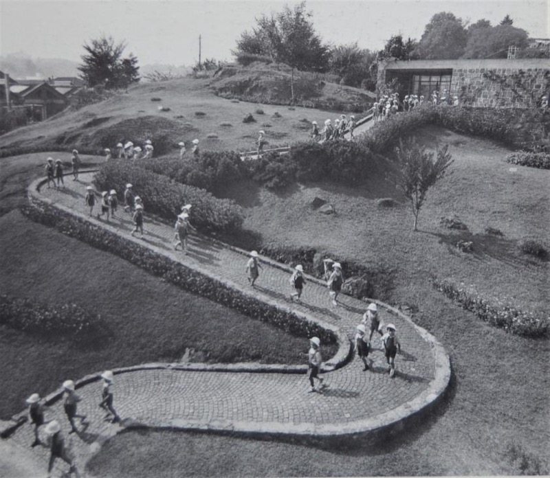 L. Figini y G. Pollini. Guardería en Borgo Olivetti. 1941