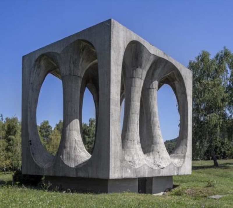 Cuatro monumentos de la época socialista en Eslovenia (izq, de arriba abajo: Ilirska Bistrica, Drazgose y Crni kal; drcha.., Maribor). Fuente: Autora.