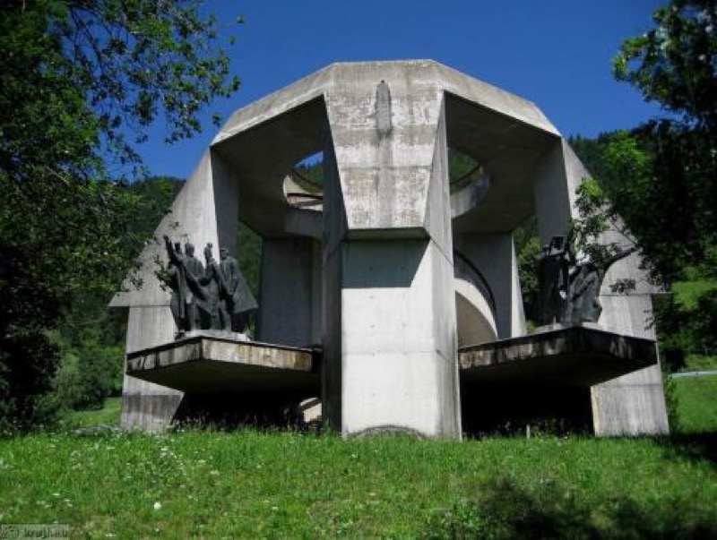 Dos vistas del monumento desde el frente de la calle y frente a los monolitos. Fuente: fotografías de la autora.