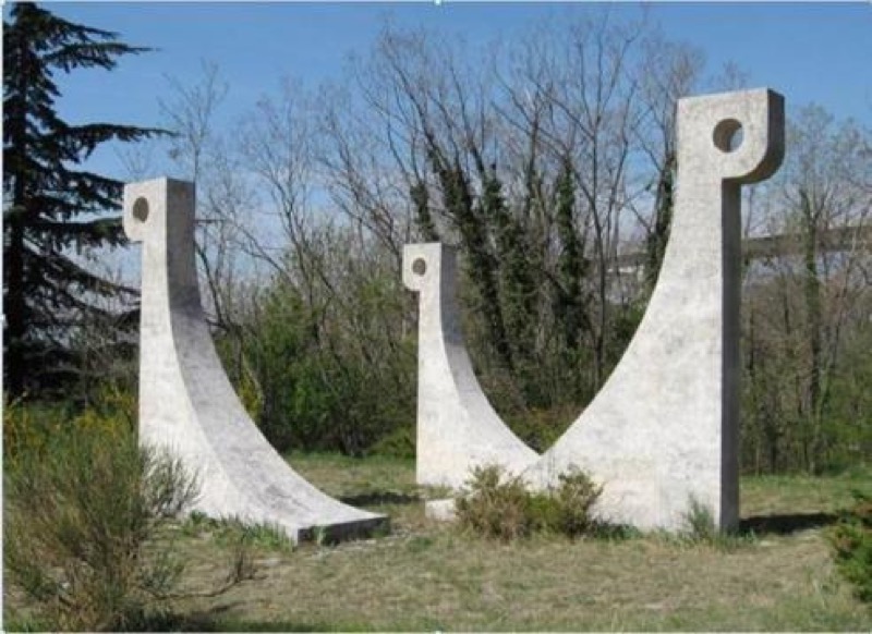 Dos vistas del monumento desde el frente de la calle y frente a los monolitos. Fuente: fotografías de la autora.