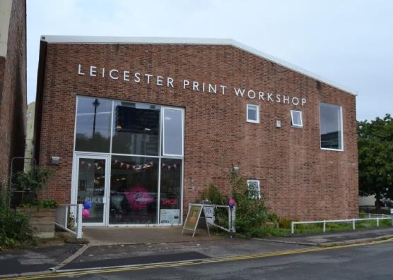 A la izquierda, los cines Odeon en construcción alrededor de 1940 y, a la derecha, el edificio reformado en la actualidad como la sala de celebraciones Athena. Fuente: Athena, 2022 y García Carrizo, 2020.