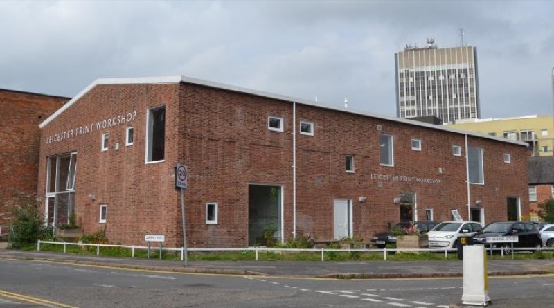 Exterior e interior del edificio en el que se aloja el famoso restaurante Chutney Ivy. Fuente: www.coolasleicester.co.uk y chutneyivy.com, respectivamente.