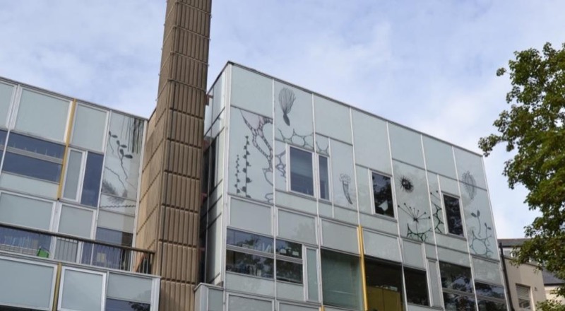 Fragmento de la obra Seed Garden realizada por Linda Schwab en la fachada posterior del LCB Depot. Fuente: García Carrizo, 2020.