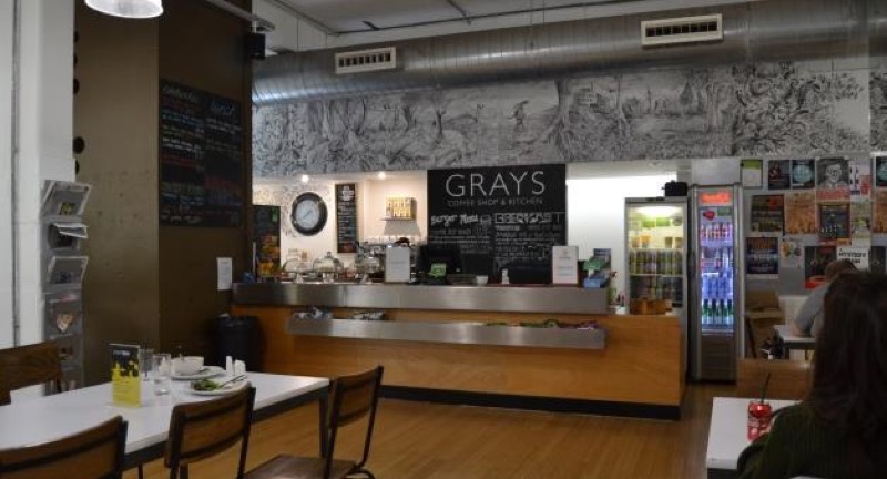 El café-bar Grays, en el interior del LCB Depot. Fuente: García Carrizo, 2017 y LCB Depot, 2020, respectivamente.