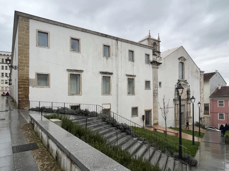 Imagen exterior del Colégio da Trindade de Coímbra tras la intervención abordada por los Aires Mateus
